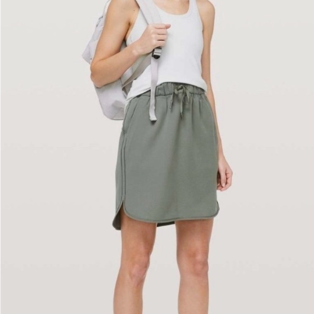 Lululemon On the Fly Skirt. Olive Green. Size 6.